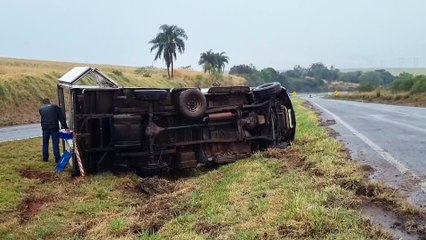Carregada com leite, F350 tomba no canteiro central da rodovia BR-163 em Cascavel