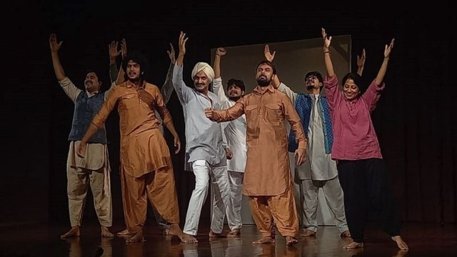त्रिवेणी कला संगम में भगत सिंह के जीवन की सच्ची घटनाओं पर आधारित नाटक का मंचन,देखने उमड़ रहे लोग