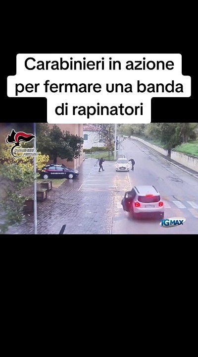 Carabinieri in azione per fermare una banda di rapinatori #rapinatori #arresto #carabinieri #polizia #postodiblocco #banditi #storie #settembre2024 #voliamoneixte✈ #foryoupage #storytime #social #viral #tiktoknews #news #socialnews #cronaca #penne #daytim