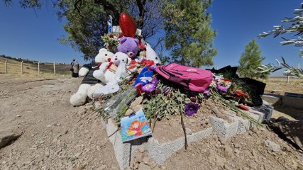 Türkiye’nin dört bir yanından gelenler, Narin’in kabri başında dua edip oyuncak bırakıyor