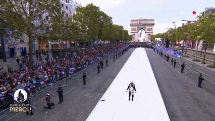 Download Video: Parade des Champions : Regardez l'ouverture de cette grande fête sur les Champs-Elysées avec le 