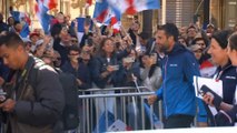 JO Paris 2024 : sur les Champs-Elysées, une foule nostalgique acclame une dernière fois les champions