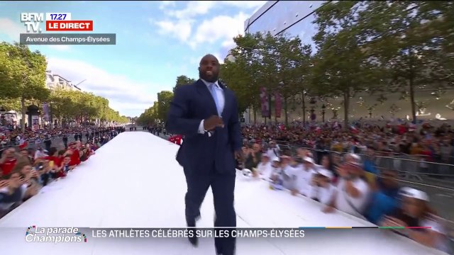 Merci pour ces Jeux olympiques, c'était incroyable : Teddy Riner ovationné par la foule sur les Champs-Élysées