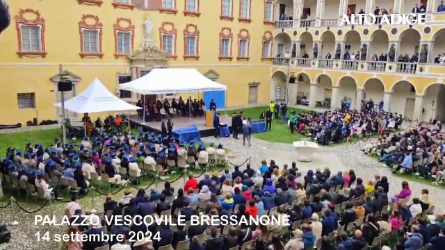 Bressanone, la consegna dei diplomi di laurea e il lancio liberatorio del tocco