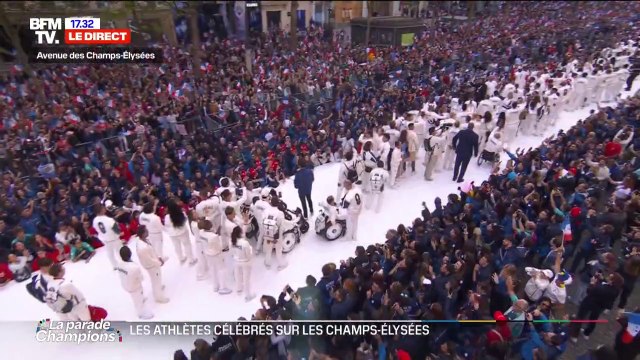 Parade des JO: la Marseillaise entonnée par les athlètes et les spectateurs