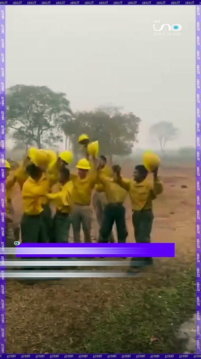 #Viral · Recientemente se viralizó en redes sociales un emocionante video donde se aprecia a un grupo de bomberos celebrando la llegada de lluvia a uno de los lugares afectados por incendios forestales. #RedUno #Incendios #Bolivia #Bomberos