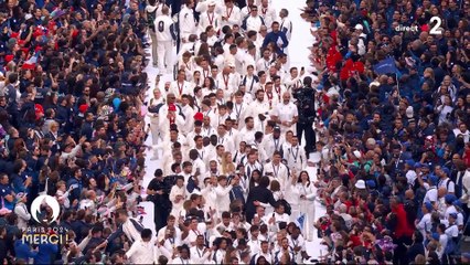 La Parade des Champions : La Marseillaise chantée en cœur par l'équipe de France olympique et paralympique et les 70 000 spectateurs