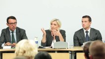 Marine Le Pen a appelé cet après-midi, devant les parlementaires du Rassemblement national à une dissolution en 2025, estimant 