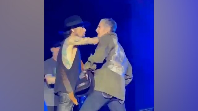 Le chanteur de Jane’s Addiction frappe son guitariste en plein concert à Boston
