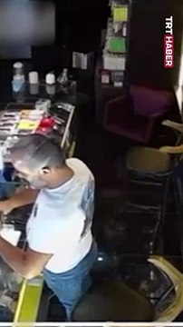 Bastığı zemin çöktü, asma katta asılı kaldı