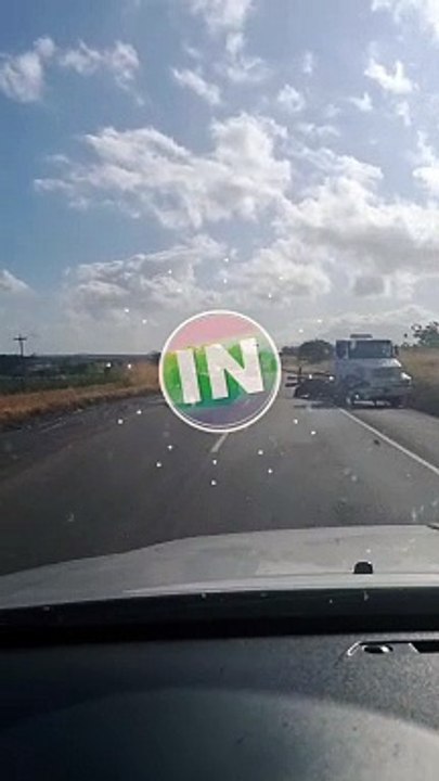 Veículo de Crateús bate de frente em caminhão e deixa dois feridos