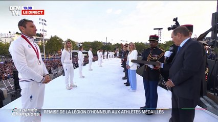 Parade des JO: les athlètes décorés des insignes de chevalier de l'Ordre National du Mérite
