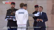 Parade des JO: Léon Marchand décoré des insignes de la Légion d'honneur par Emmanuel Macron