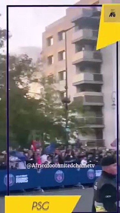 L’arrivée du bus du PSG ,les joueurs passent par le tapis rouge sous les vivats des jeunes et des supporters devant le Parc des Princes ️