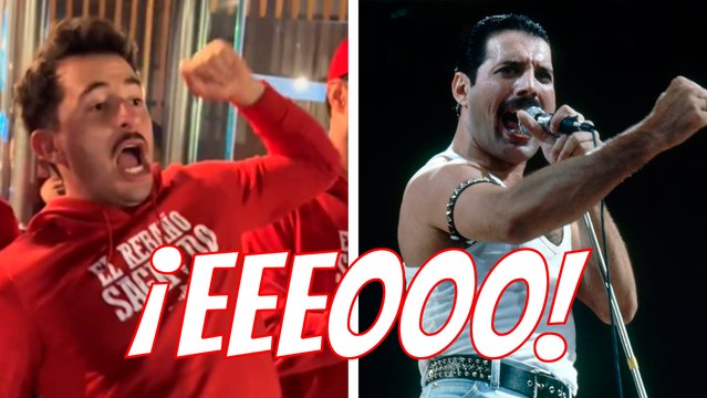 Alan Mozo hace un Freddy Mercury durante serenata de la afición de Chivas previa al Clásico ante América