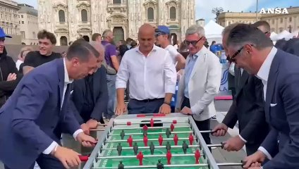 Milano, la sfida al calcio balilla tra Zaccheroni e Prandelli