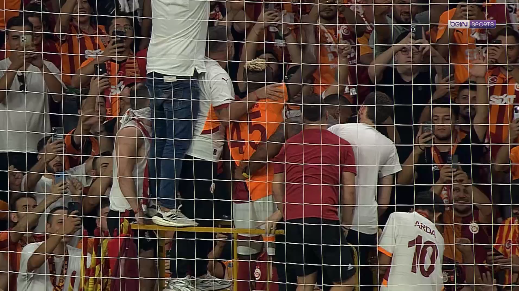 Süper Lig : Victor Osimhen fait la fête avec les supportes