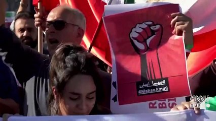 Video Haber | İranlı kadınlar zorunlu örtünmeyi protesto ediyor!