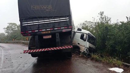 Carreta quase tomba após acidente na Curva do Barea na BR-163