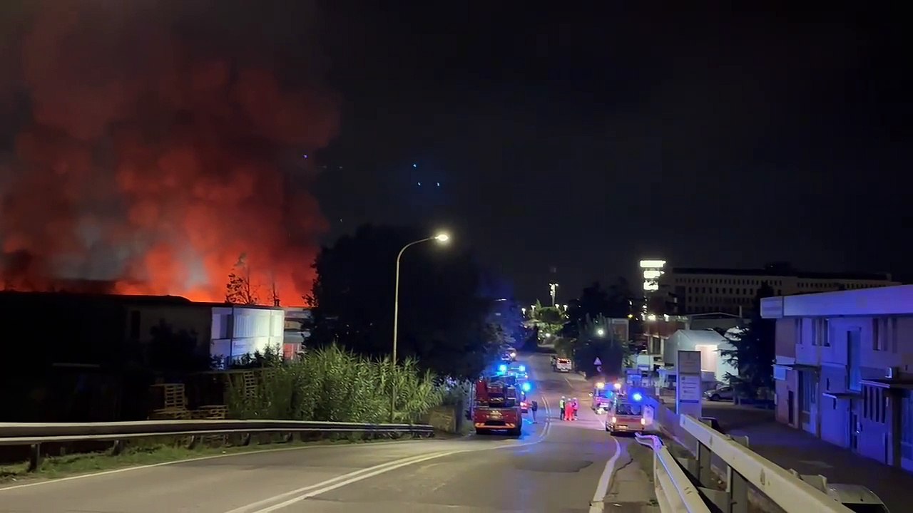 Campi Bisenzio, ex fabbrica tessile a fuoco: le impressionanti immagini dell'incendio (Davide Franco /Fotocronache Germogli)