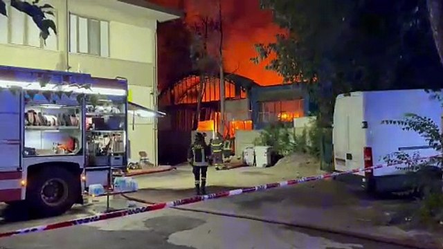 Campi Bisenzio, pauroso incendio in un'ex fabbrica tessile: i vigili del fuoco entrano nel capannone in fiamme (Davide Franco/Fotocronache Germogli)