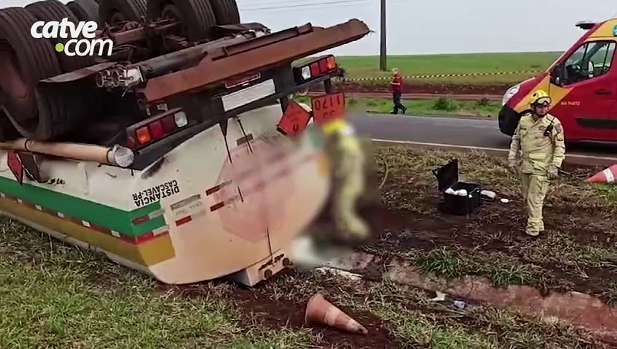 Motorista de caminhão fica preso às ferragens após veículo tombar na rodovia BR-163