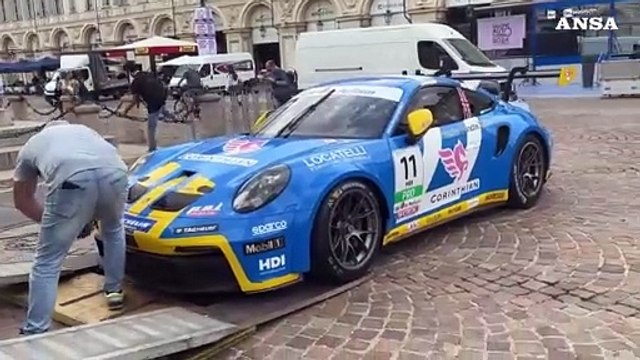 Torino, nelle piazze del Centro i preparativi per il Salone dell'auto