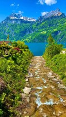 Pemandangan gunung dan sungai yang indah