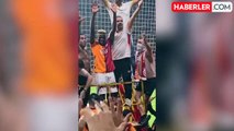 Maç biter bitmez soluğu tribünde aldı! Osimhen, galibiyeti taraftarların arasında kutladı