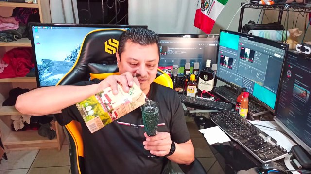 Bebiendo Vino Blanco con Sabritas adobadas bebidas y botanas en la oficina platicando con toda la co