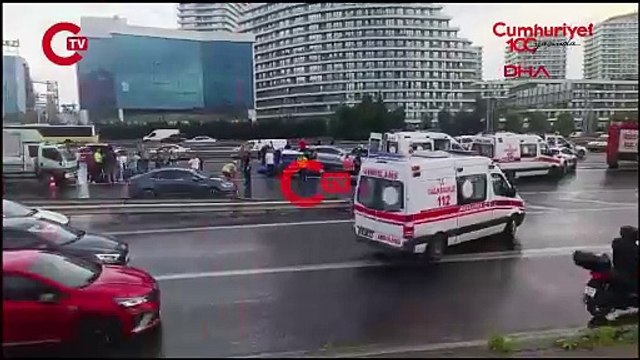Bağcılar TEM'de zincirleme trafik kazası! 8 araç birbirine girdi, ölü ve yaralılar var