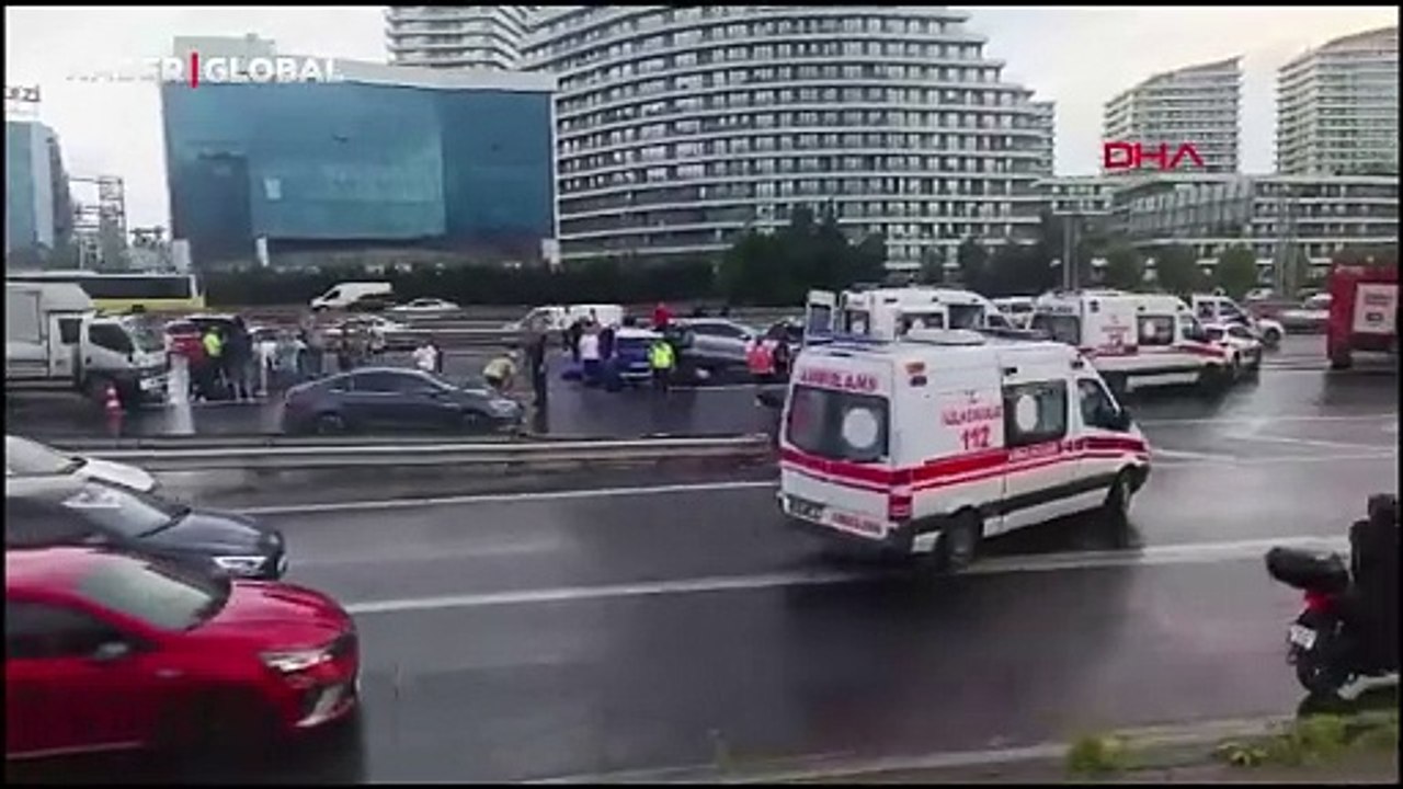 İstanbul TEM'de zincirleme trafik kazası: Ölü ve yaralılar var