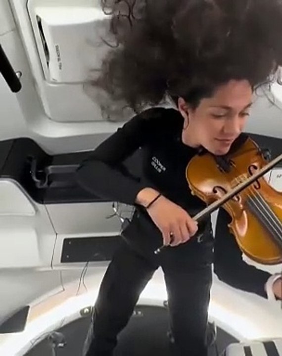 ASTRONOT SARAH GILLIS JADI ORANG PERTAMA YANG MAIN BIOLA DI LUAR ANGKASA