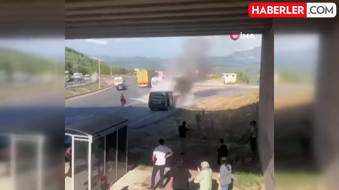 Bursa'da VIP Minibüs Seyir Halindeyken Yandı