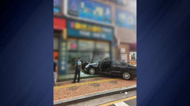 승용차가 상가로 돌진...다친 사람 없어 / YTN