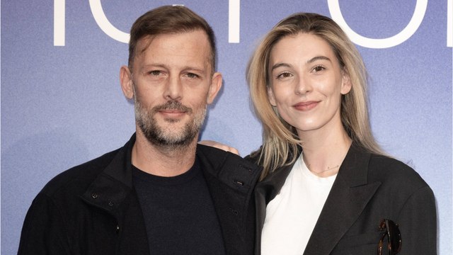 GALA VIDEO - Nicolas Duvauchelle et sa femme Chloé Roy à La Rochelle : baisers et gestes tendres sur le tapis rouge