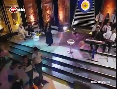 Rahmetli Nuray Hafiftaş Ablamdan Yine Çok Güzel Bir Türkü-Geliver Yarim Geliver Uzaklardan Geliver (1999'daki TRT'de yayınlanan Sümer Ezgü İle Nazar Değmesin Programından)