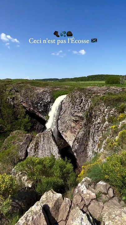 On est bien en France ?  La cascade du Déroc !  Vous aurez accès à un Parking aux coordonnées GPS : (44.6477355, 3.0650320)   Puis 15 minutes de marche depuis le parking pour observer cette magnifique cascade ⛰️ Vous aurez la possibilité de choisir entr