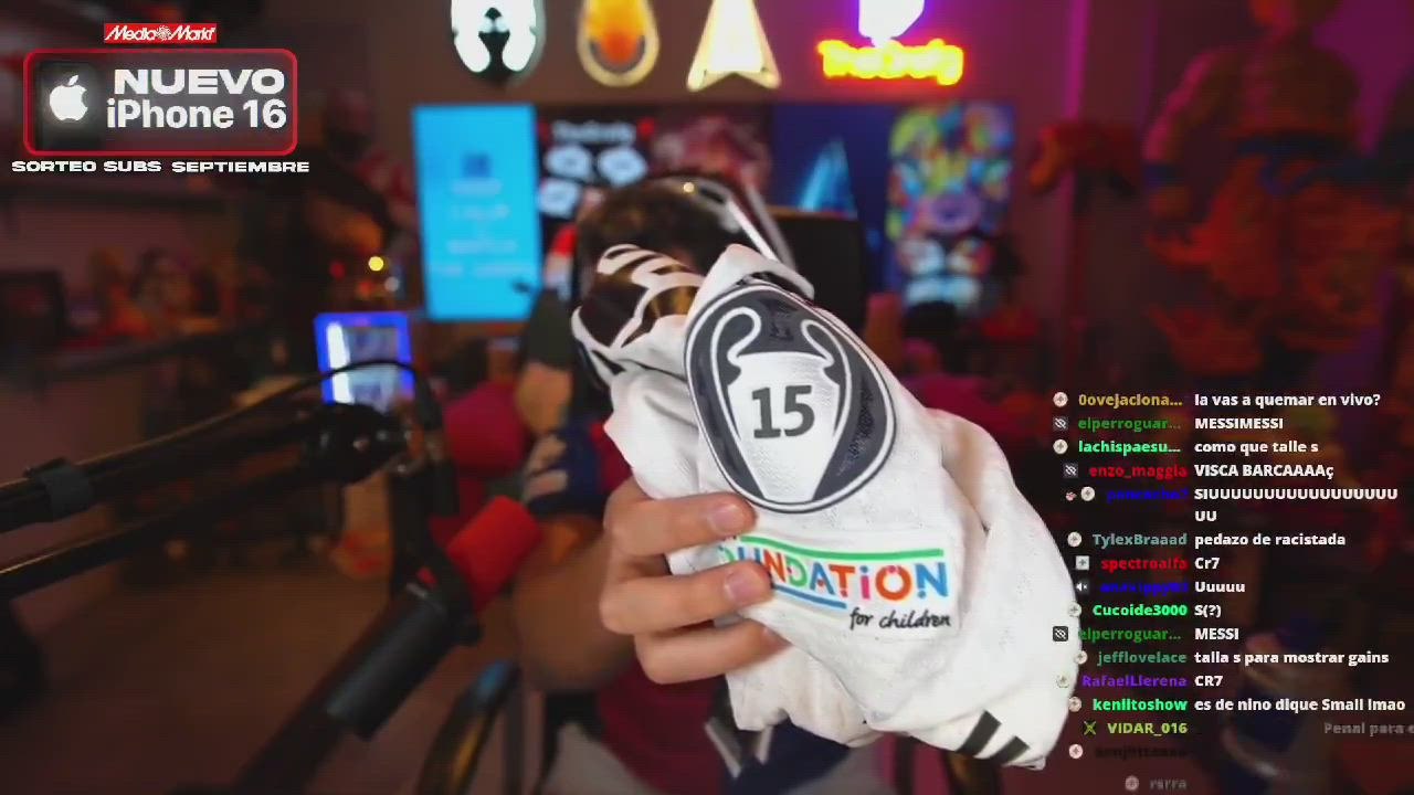 Grefg consigue la camiseta imposible del Real Madrid y es oficial: flipen porque es única