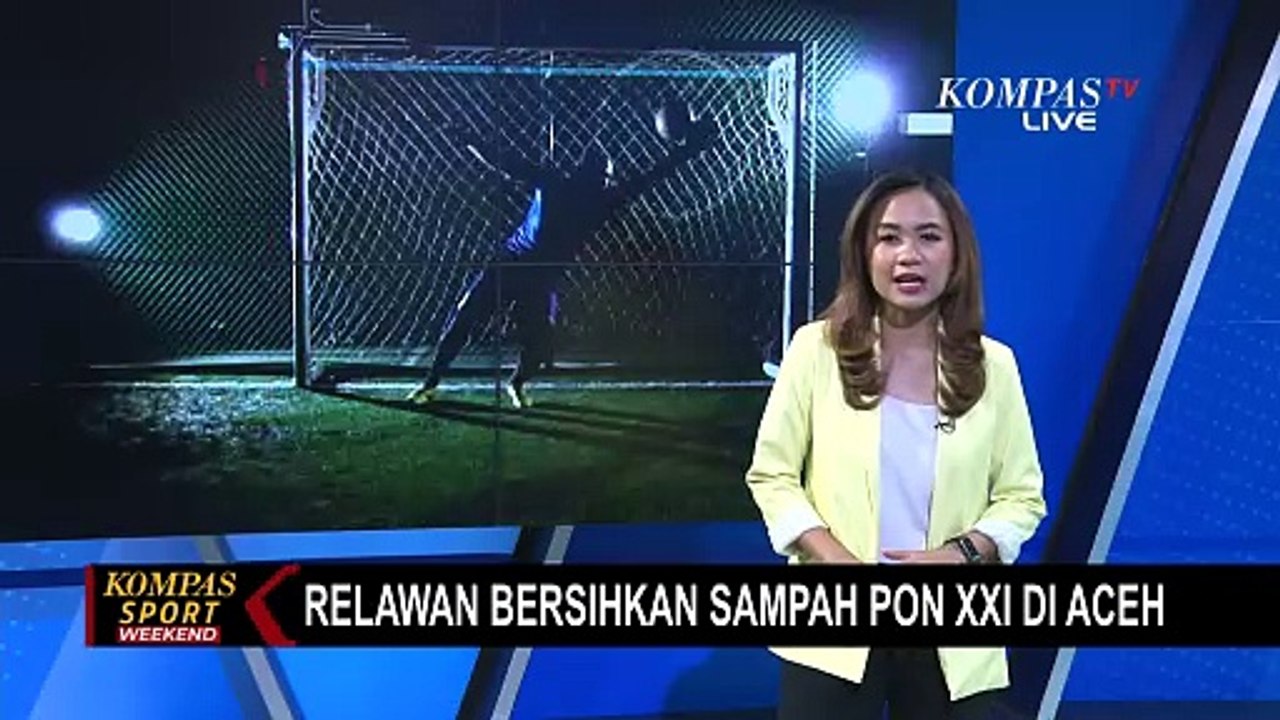 Aksi Relawan Bersihkan Sampah Usai Laga Sepak Bola PON XXI di Aceh