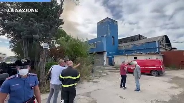 Maxi incendio a Campi Bisenzio, notte di lavoro per i vigili del fuoco. Rogo spento all'alba