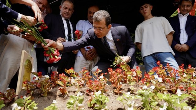 İmamoğlu şehit olan yakınının mezarını ziyaret etti: Terörü lanetliyoruz