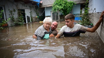 Descargar video: La tempête Boris ravage l'Europe centrale, des disparus et d'énormes dégâts