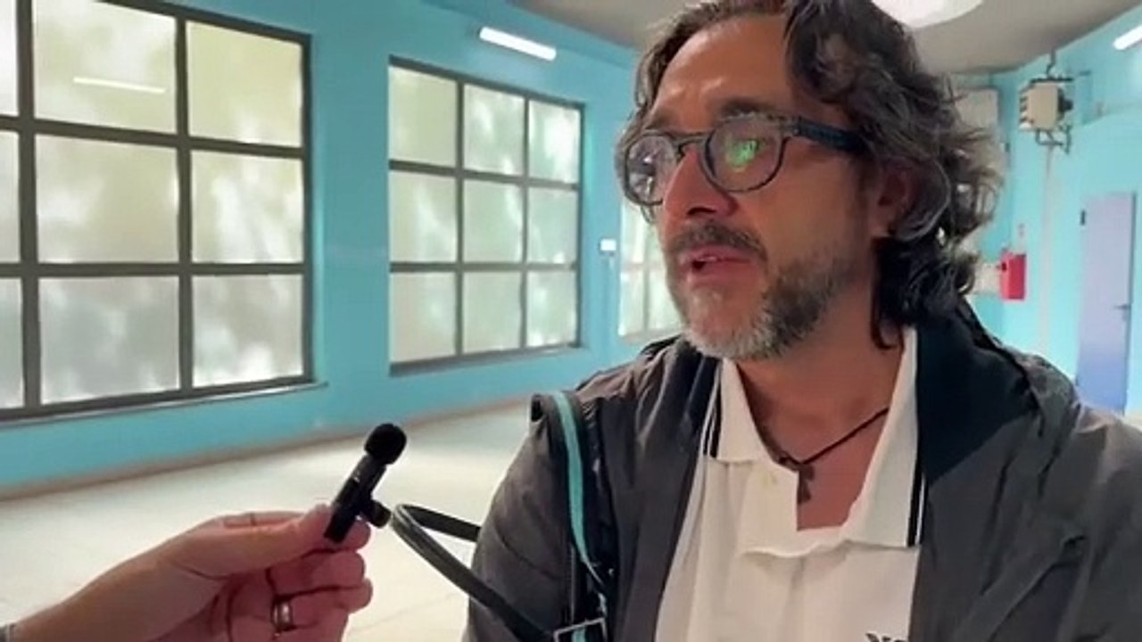 Incidente al Salone dell'Auto di Torino: «Il pilota voleva dare spettacolo, ma mia figlia forse ne esce con una gamba rotta»