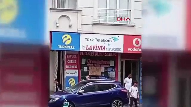 Esenyurt'ta sopalı bıçaklı park yeri kavgası kamerada