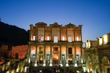 Efes Antik Kenti’nde gece müzeciliği! Ziyaretçi rekoruna koşuyor