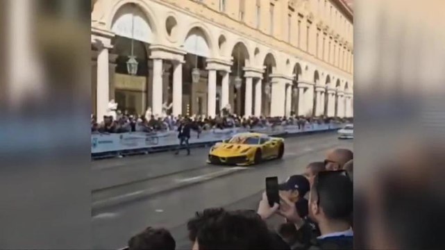 Auto sulla folla al salone di Torino, il video dell'incidente