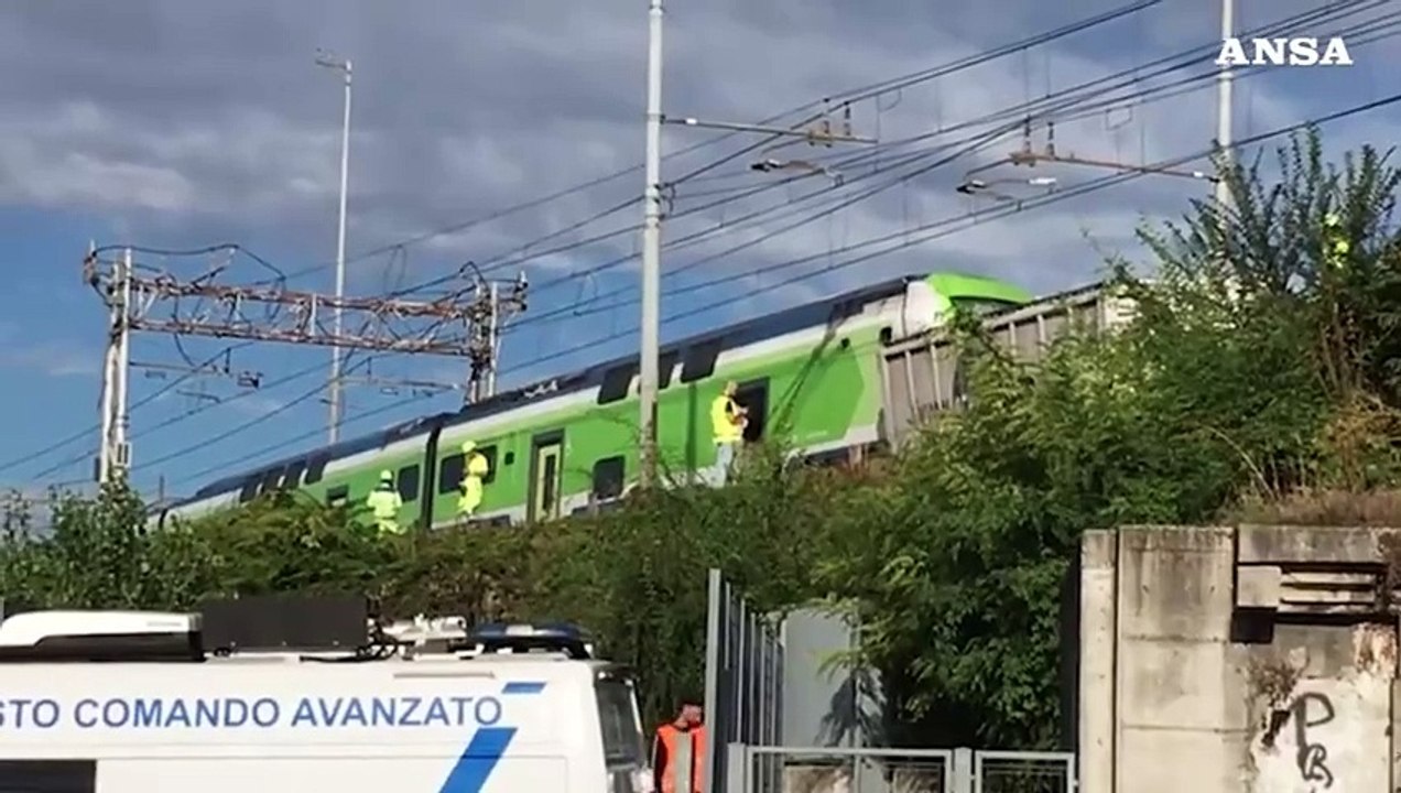 Treno deraglia a Milano: impatto con un container caduto sui binari