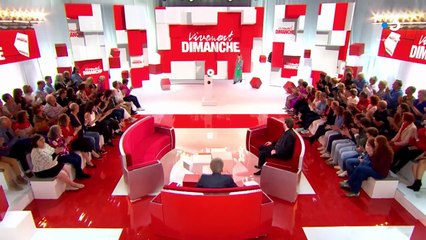 Habitué à évoquer sa femme Caroline dans ses différents sketchs, Olivier de Benoist a eu la surprise de la voir débarquer sur le plateau de l'émission "Vivement dimanche" sur France 3.