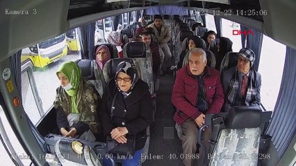 Yolcuların bulunduğu minibüste husumetlisini vurup, düştüğü yerde darbetti